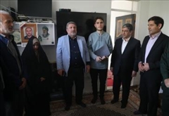 دیدار رئیس شورای اطلاع‌رسانی دولت با خانواده شهید آقازاده